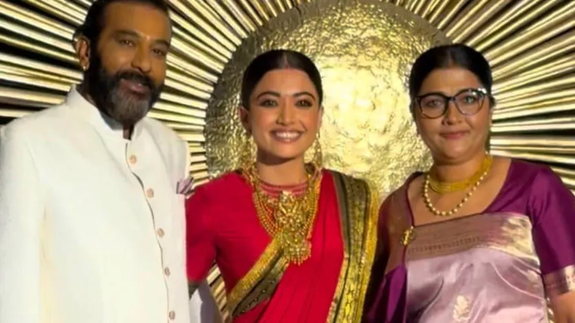 बयान में आगे कहा गया है कि रश्मिका और विजय के रिसेप्शन में वर्गीय, हिंदी, तमिल, मलयालम और कन्नड़ फिल्मों के साथ-साथ राजनीतिक और ठेठ क्षेत्र के प्रतिष्ठित नेता भी शामिल होंगे। कपल ने मोदी को भी अपने स्वागत में अध्ययन के लिए न्योता दिया है।