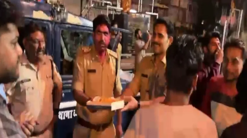 टी 20 वर्ल्ड कप फाइनल में भारत की शानदार जीत के बाद क्रिकेट प्रेमियों का एमपी के राजगढ़ जिले से ब्यावरा में जुलूस निकला। इस दौरान ब्यावरा शहर के पीपल पोस्टर पर पुलिस की ओर से भी लाठीचार्ज किया गया। इस दौरान भव्य वास्तुकार भी शामिल हुए।