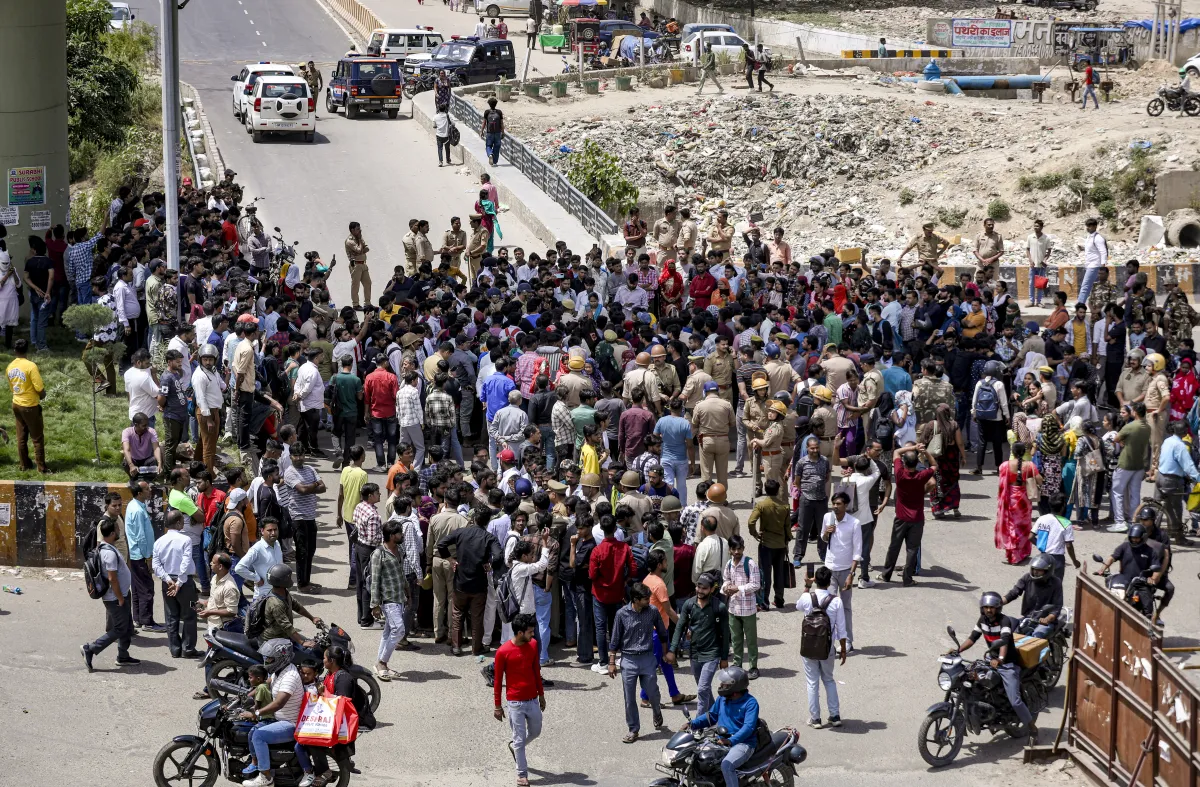 वयोवृद्ध अधिकारियों ने कहा कि सीक्वल निगरानी रैक जारी रखी जा रही है और समूह की गहन जांच की जा रही है ताकि यह सुनिश्चित किया जा सके कि कोई भी सामाजिक तत्व विरोध प्रदर्शन राष्ट्रीय राजधानी में प्रवेश न कर सके। पुलिस के एक वरिष्ठ अधिकारी ने कहा, ''दिल्ली पुलिस पूरी तरह से चौकस और चौकस है।'' सभी महत्वपूर्ण प्लेस पर सोसाइटी बल स्थापित किया गया है और किसी भी कानून-व्यवस्था को भंग करने की अनुमति नहीं दी जाएगी।''