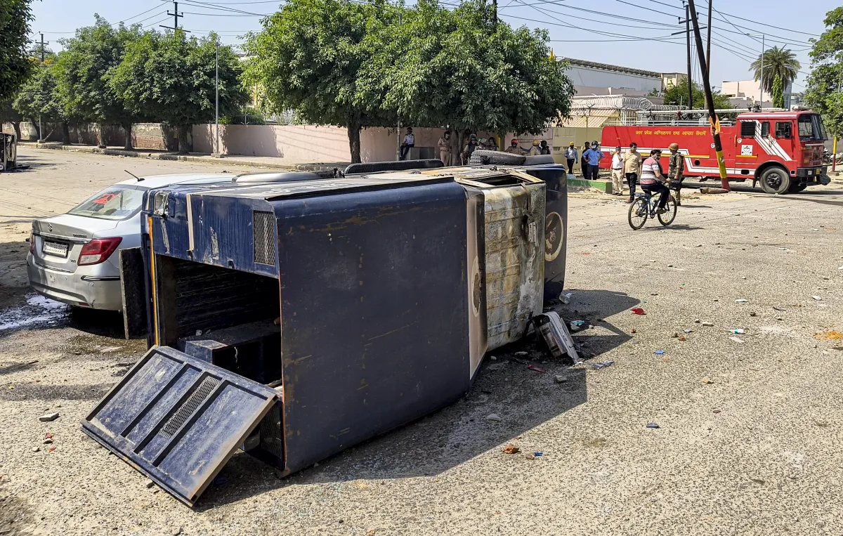 नोएडा में प्रदर्शन के हिंसक हो जाने के बाद दिल्ली पुलिस द्वारा राष्ट्रीय राजधानी में प्रवेश के प्रमुख स्थानों पर सुरक्षा कड़ी कर दी गई है। अधिकारियों ने बताया कि संशोधन वेतन की अपनी लंबी अवधि से लेकर विभिन्न औद्योगिक इकाइयों के श्रमिकों को बड़ी संख्या में एकत्रित और प्रदर्शन के दौरान शामिल किया गया।