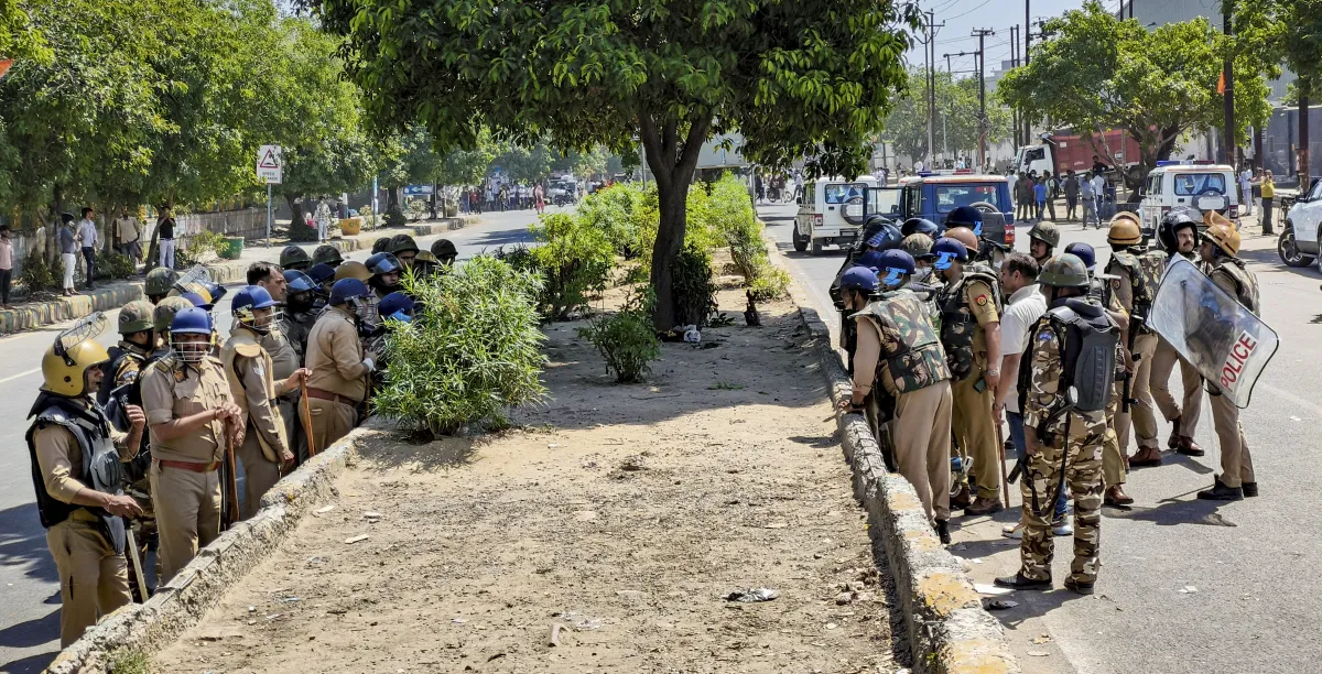 रेज़्यूमे मेधा रूपम ने और पुलिस प्रशासन ने प्रदर्शनकारियों से अपील की कि वे शांति बनाए रखें और अपने हाथ में ना लें। विद्वानों के आंदोलन के नेतृत्व में कई जगह पुलिस को समागम का मार्ग दिखाया गया और सुबह के समय देर रात तक लोग मिलते रहे और जाम से पूछते रहे। फ़ोर्टफॉर्म फॉर्मम ने कहा कि उद्योग जगत के दिग्गजों और विभिन्न औद्योगिक कारीगरों के नेताओं की बैठक में स्पष्ट किया गया कि शासन के निर्देशों के अनुसार किसी भी श्रमिक को आम तौर पर सेवा से बाहर नहीं जाना चाहिए। उन्होंने स्पष्ट किया कि किसी भी स्थिति में अलोकतांत्रिक अधिकार का हनन नहीं होगा और कठोर कार्रवाई के खिलाफ किसी भी प्रकार की याचिका संबंधित पर प्राप्त नहीं होगी।