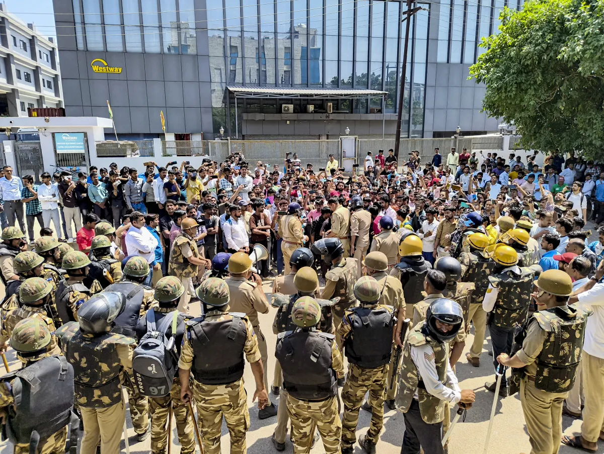 एक अधिकारी ने बताया कि कई जगहों पर राइफलों ने उग्रवादी पुलिस को छुट्टी दे दी और कुछ गाड़ियों में आग एप्लाइकों को छोड़ दिया और कुछ गाड़ियों को गोदामों में भेज दिया, जिसके बाद पुलिस ने उन पर बल प्रयोग करना शुरू कर दिया और कुछ गाड़ियों में गैस का इस्तेमाल करना शुरू कर दिया। अधिकारी ने बताया कि एरोन ने एक पुलिस वाहन पर भी हमला किया। पुलिस के आला अधिकारी मशीन पर भारी बल के साथ हैं, वहीं मजदूर भी अपनी वर्दी पर अड़े हुए हैं।