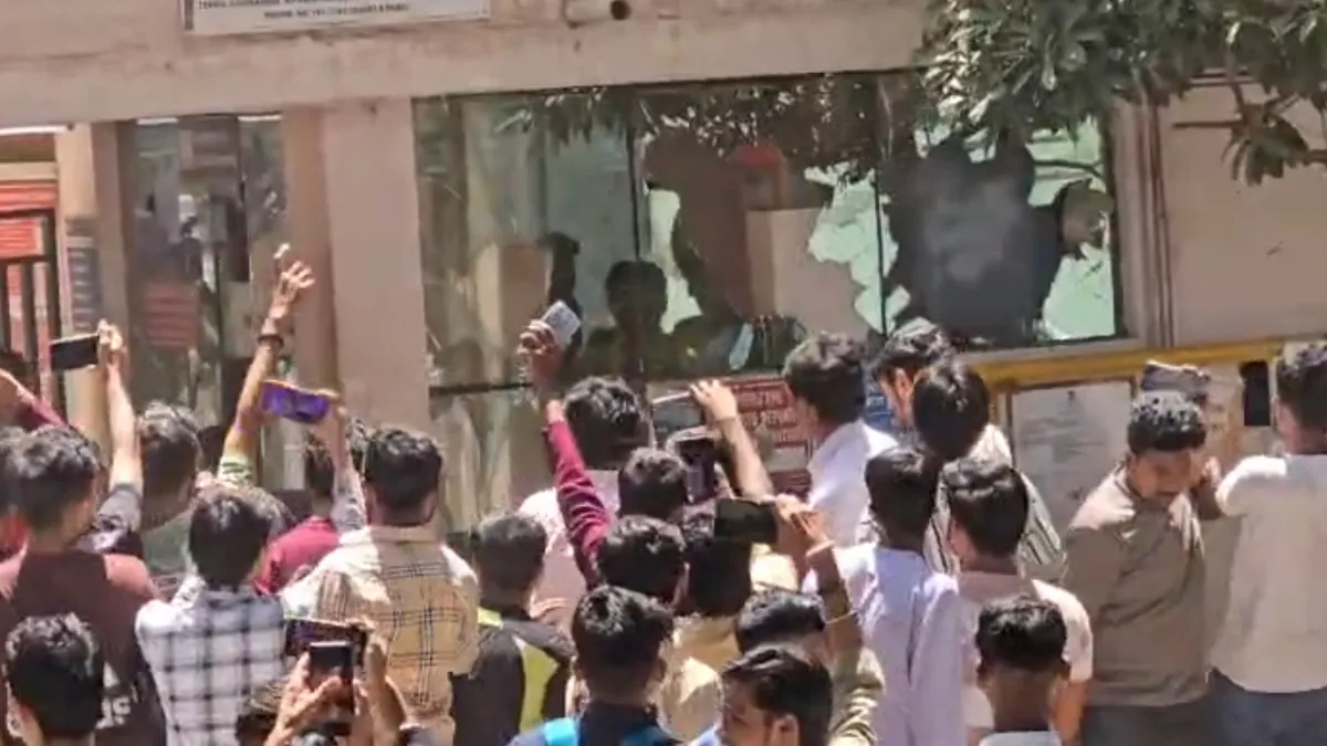 सेक्टर-62 में रोहतास ने फैशन कंपनी के गार्ड रूम का शीशा तोड़ दिया और अंदर घुस गया। इसके बाद कंपनी का मेन गेट खुल गया और सैकड़ों मजदूरों को नौकरी मिल गई। इस दौरान कंपनी के अंदर भी दोस्ती हो गई।