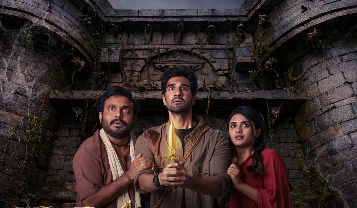 'राकासा' की कहानी एक प्राचीन ब्रह्म राक्षस और गांव पर एक रहस्यमयी श्राप का मठ-गिर घूमता है, जिसके लिए बलि की जरूरत होती है। कहानी में सस्पेंस और कॉमिक के पल एक साथ आते हैं, जो दर्शकों को शुरू से आखिर तक बांधे रखते हैं। डर और मनोरंजन का ये मेल है इस फिल्म की सबसे बड़ी खूबियों में से एक है।