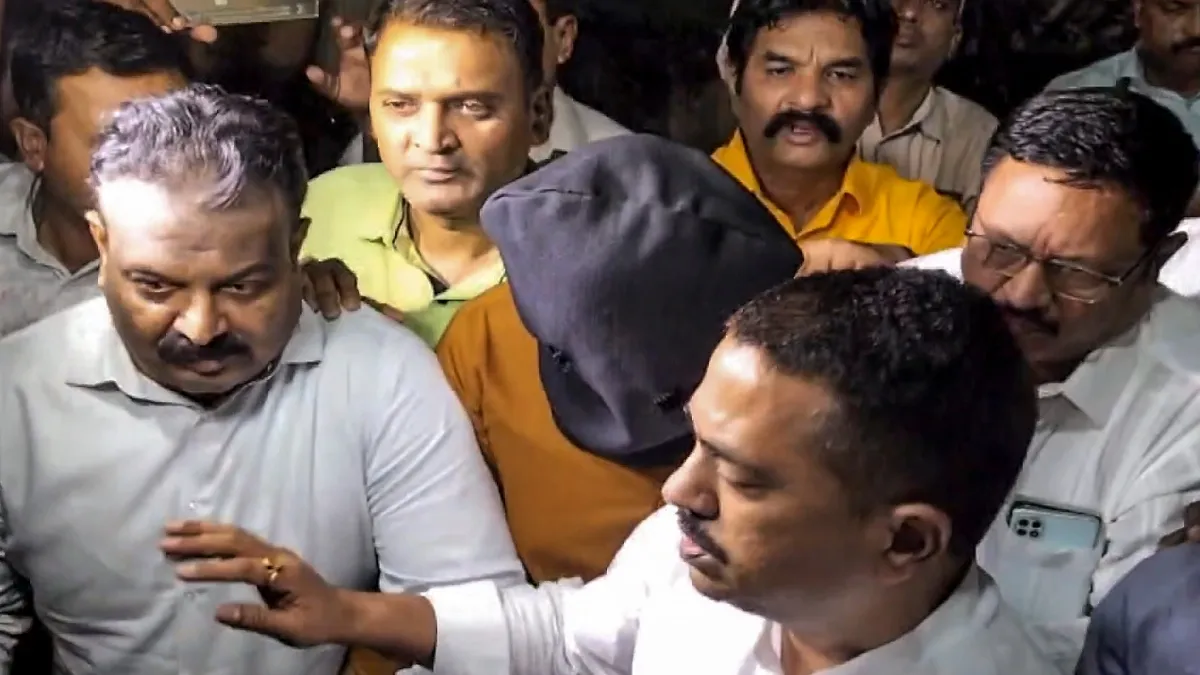 अध्ययन सिद्धांत का फोकस पेपर में माफिया और चार शामिल हैं। जैसे-जैसे जांच आगे बढ़ रही है, वैसे-वैसे इस पूरे नेटवर्क की परतें खुलती जा रही हैं और कई अहम जानकारियां सामने आ रही हैं, जो चौकाने वाली हैं।
